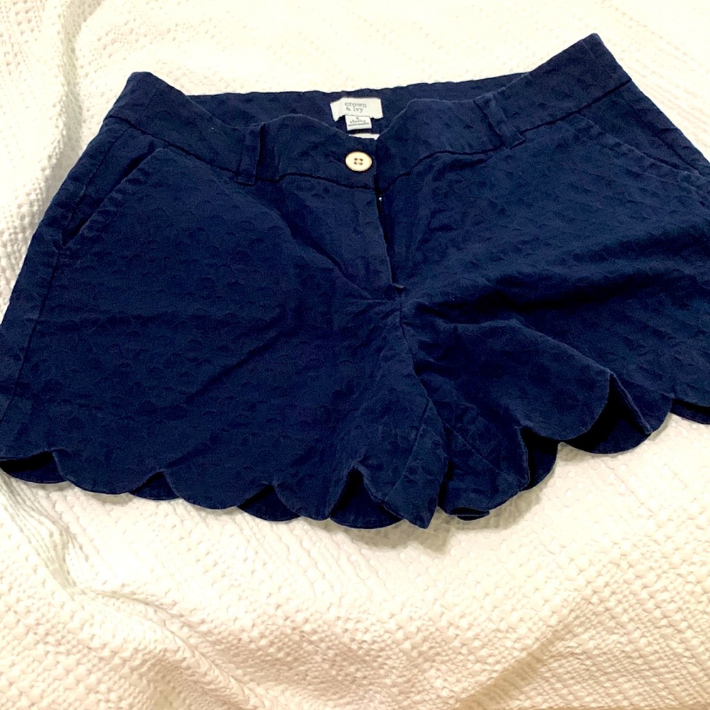 Crown and ivy. Scalloped dress shorts. Navy. Size 8